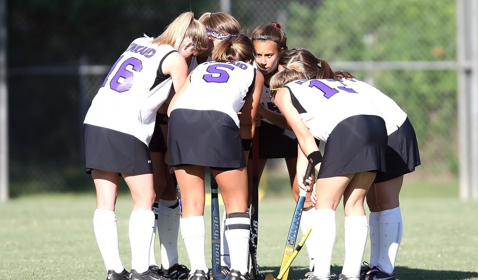 Field Hockey - team huddle